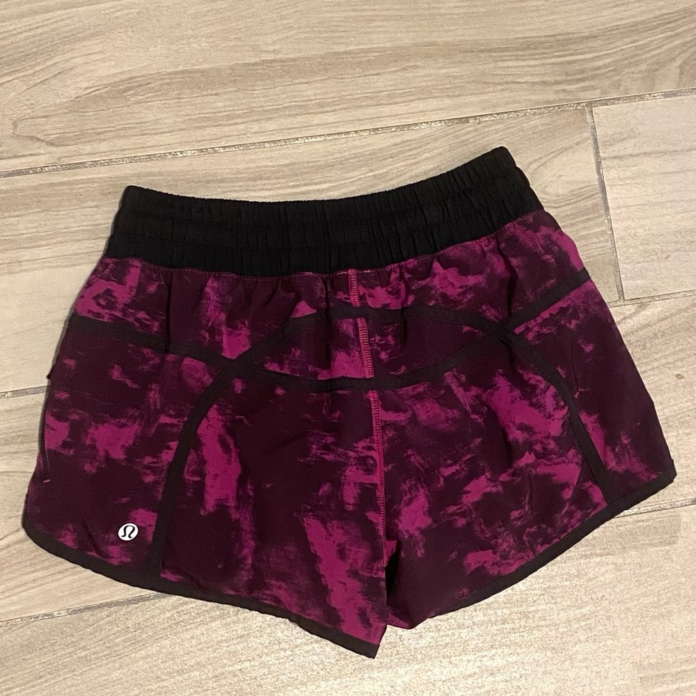 Lululemon Tracker Mid-Rise Running Shorts Size 4